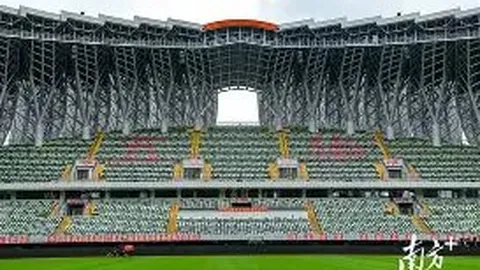 孙茜独撑伞盖，旁童雨中独悲